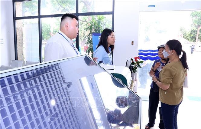 Funcionarios del barrio de Tay Ho, Hanoi, guían a las personas a realizar los trámites administrativos (Foto: VNA)