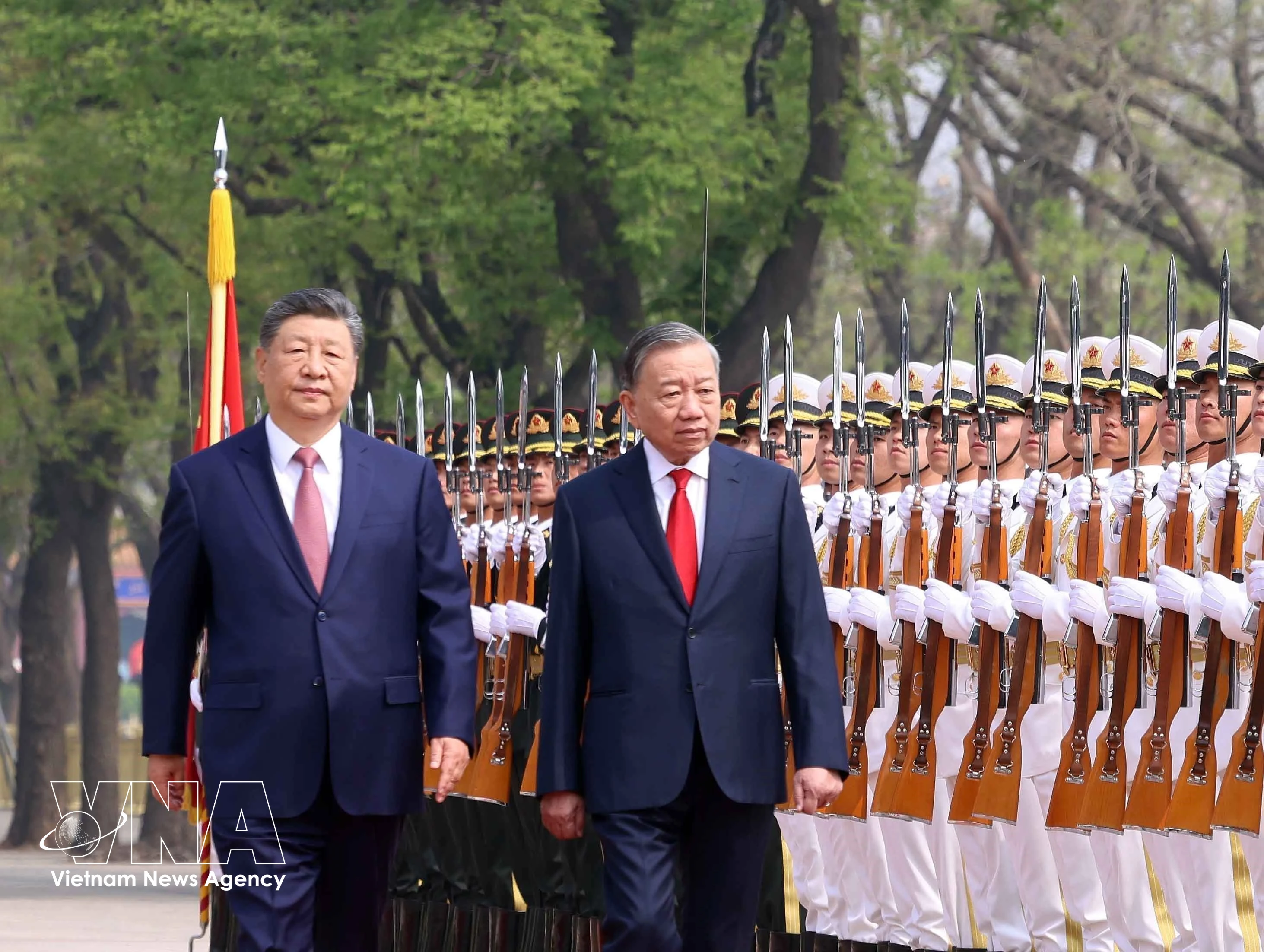 El secretario general del Partido Comunista de China y presidente del país, Xi Jinping, y el secretario general del Partido Comunista de Vietnam y presidente de la República, To Lam, en la ceremonia. (Fuente: VNA)