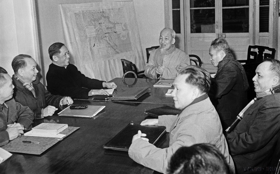 El Presidente Ho Chi Minh presidió la tercera reunión del Comité Central del Partido Comunista de Vietnam para discutir el Plan Estatal de 1961 (Hanoi, diciembre de 1960). (Fuente: VNA) anh-10-1.jpg