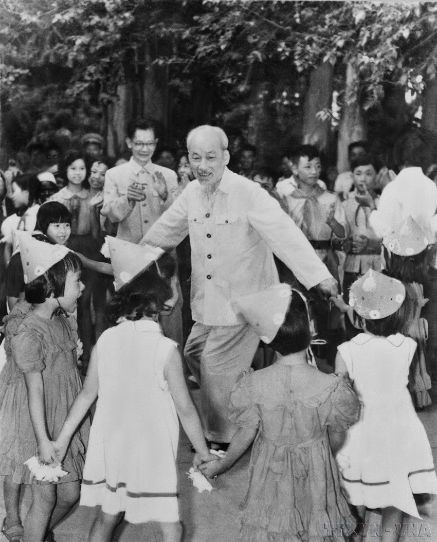 El Tío Ho bailó y cantó alegremente con los niños en el Palacio Presidencial con motivo del Día Internacional del Niño, el 1 de junio de 1960. (Fuente: VNA) anh-17.jpg