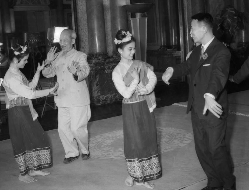 El Presidente Ho Chi Minh y el Rey de Laos, Xavang Vatthana, bailaron y cantaron con actores en Hanoi, con motivo de una visita a la fábrica mecánica de Hanoi (12 de marzo de 1963). (Fuente: VNA) anh-16.jpg