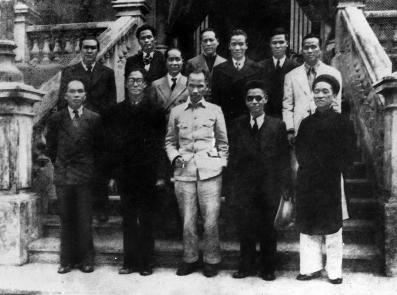 El Presidente Ho Chi Minh y los miembros del Consejo de Gobierno Provisional de la República Democrática de Vietnam fueron presentados después de la primera reunión en la mañana del 3 de septiembre de 1945. (Fuente: VNA) anh-19.jpg