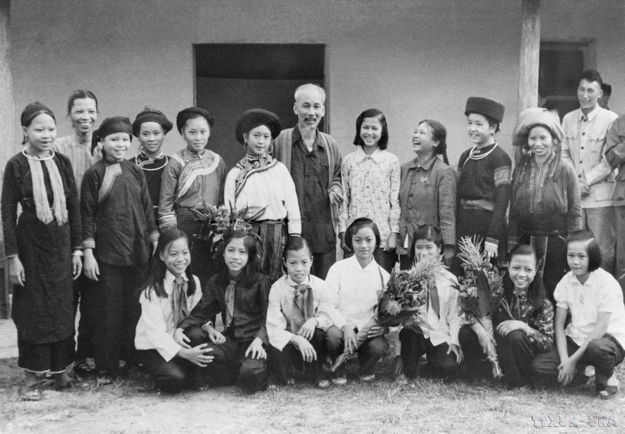 El Presidente Ho Chi Minh con mujeres y niños de grupos étnicos en la provincia de Lao Cai (23 de septiembre de 1958). (Fuente: VNA) anh-5-1.jpg