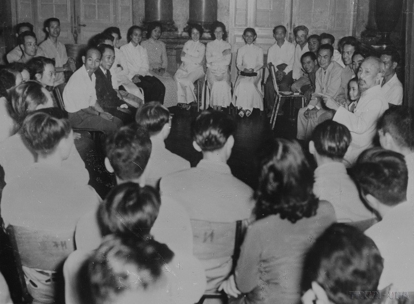 El Presidente Ho Chi Minh recibió y conversó con residentes vietnamitas en Francia que regresaron para participar en las tareas de construcción nacional (octubre de 1956). (Fuente: VNA) anh-9-1.jpg