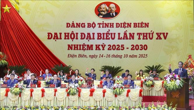 Delegados asistentes a la asamblea votaron para aprobar la Resolución del acontecimiento político. (Fuente: VNA) dien-bien-1.jpg