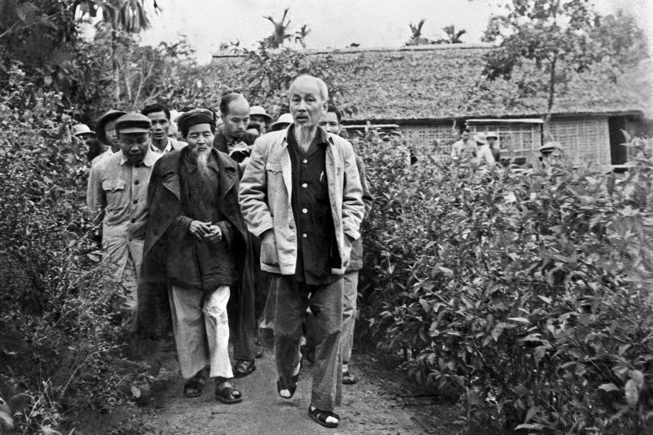 El Presidente Ho Chi Minh en una visita a su antigua casa en Lang Sen (Aldea de Loto), comuna de Kim Lien, distrito de Nam Dan, provincia central de Nghe An (diciembre de 1961). (Fuente: VNA) anh-2-1.jpg