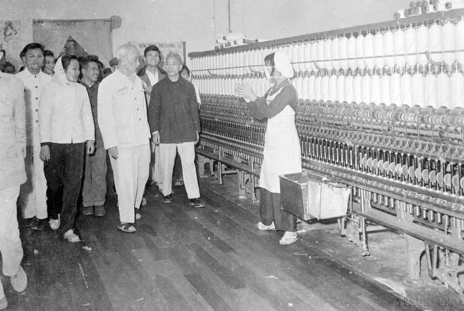 El Presidente Ho Chi Minh visitó la fábrica de confecciones y textil 8 de Marzo y asistió a la ceremonia de inauguración de la instalación. Visitó algunos talleres y conversó con los trabajadores de la fábrica el 8 de marzo de 1965. (Fuente: VNA) anh-13.jpg