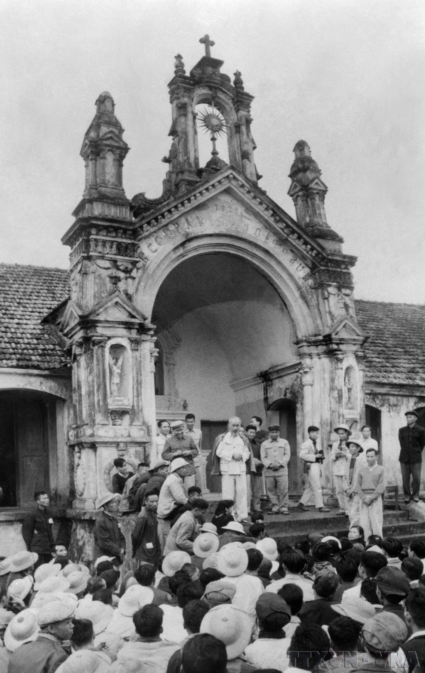 El Presidente Ho Chi Minh visitó y conversó con fieles católicos en la aldea de Thach Bich, comuna de Bich Hoa, distrito de Thanh Oai, Ha Dong (actualmente Hanoi), el 5 de diciembre de 1959. (Fuente: VNA) anh-14.jpg