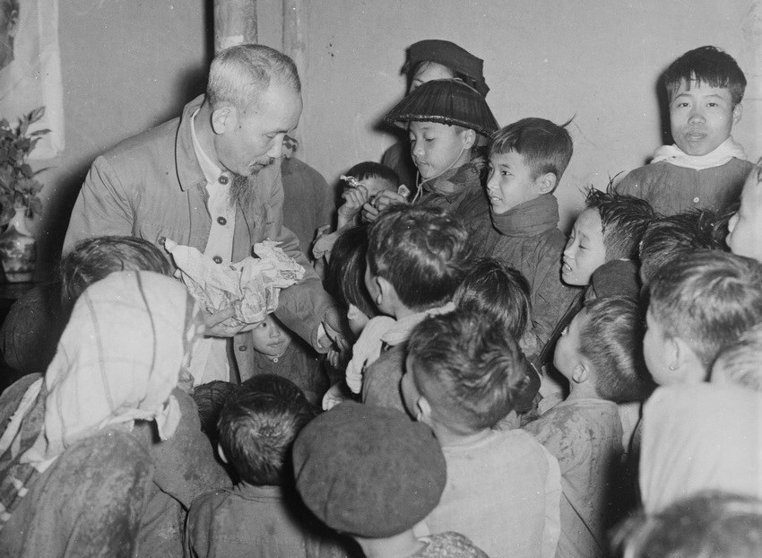 El Tío Ho dio caramelos a los niños de la comuna de Tien Phong, distrito de Binh Xuyen, provincia de Vinh Phuc, con motivo de su visita a la localidad en ocasión del Tet (Nuevo Año Lunar) en 1956. (Fuente: VNA) anh-6-1.jpg
