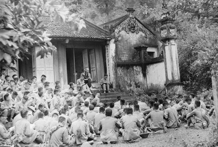 El Presidente Ho Chi Minh habló con oficiales y soldados del Ejército de Vanguardia en el Templo de los Reyes Hung, antes de que la unidad tomara la capital. (Provincia de Phu Tho, 19 de septiembre de 1954). (Fuente: VNA) anh-12-1.jpg