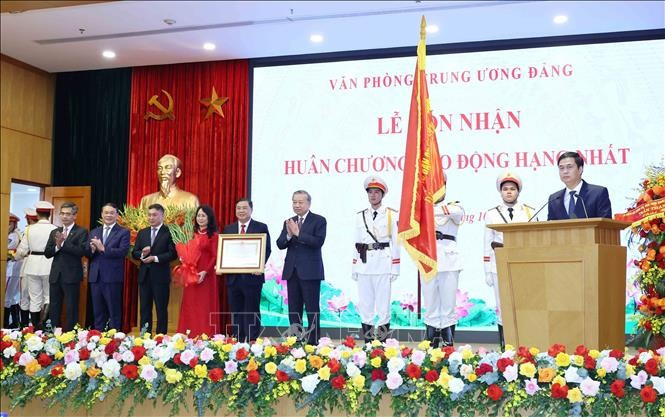 El secretario general del Partido Comunista de Vietnam, To Lam, entregó la Orden del Trabajo de Primera Clase a la Oficina del Comité Central por sus contribuciones sobresalientes en la labor de asesoramiento estratégico. (Fuente: VNA) uuid6c0ef120-d7d9-4dd7-b12a-e81b2104b70bcode001library1type1mode1loctruecaptrue.jpg