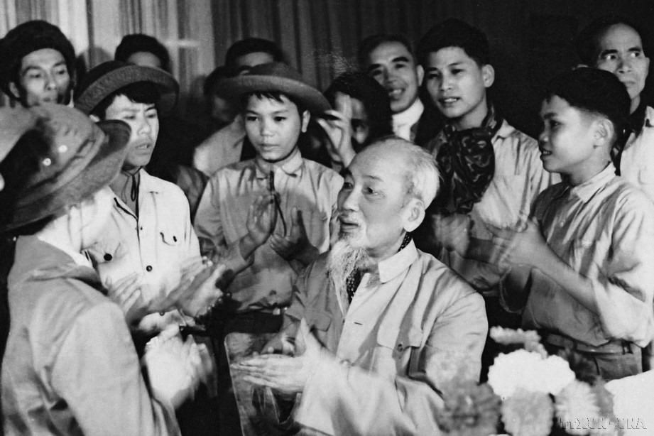 El Presidente Ho Chi Minh se reunió con jóvenes héroes del Sur en el Palacio Presidencial en 1968. (Fuente: VNA) anh-7.jpg