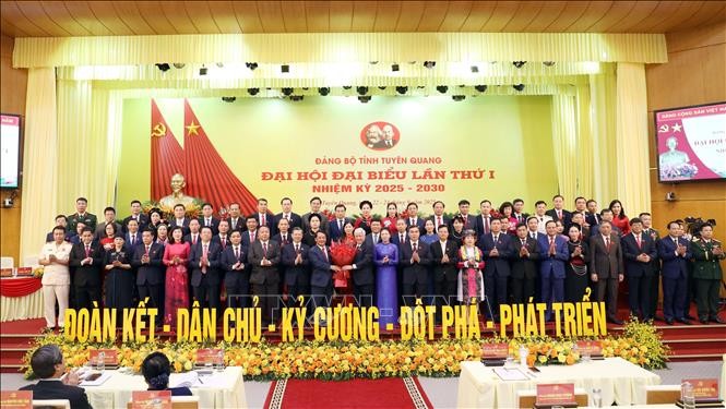 La primera Asamblea del Partido de la provincia norteña vietnamita de Tuyen Quang, mandato 2025-2030, se inaugura con la participación de 415 delegados, que representan a más de 130.000 militantes en toda la provincia. (Foto: VNA)