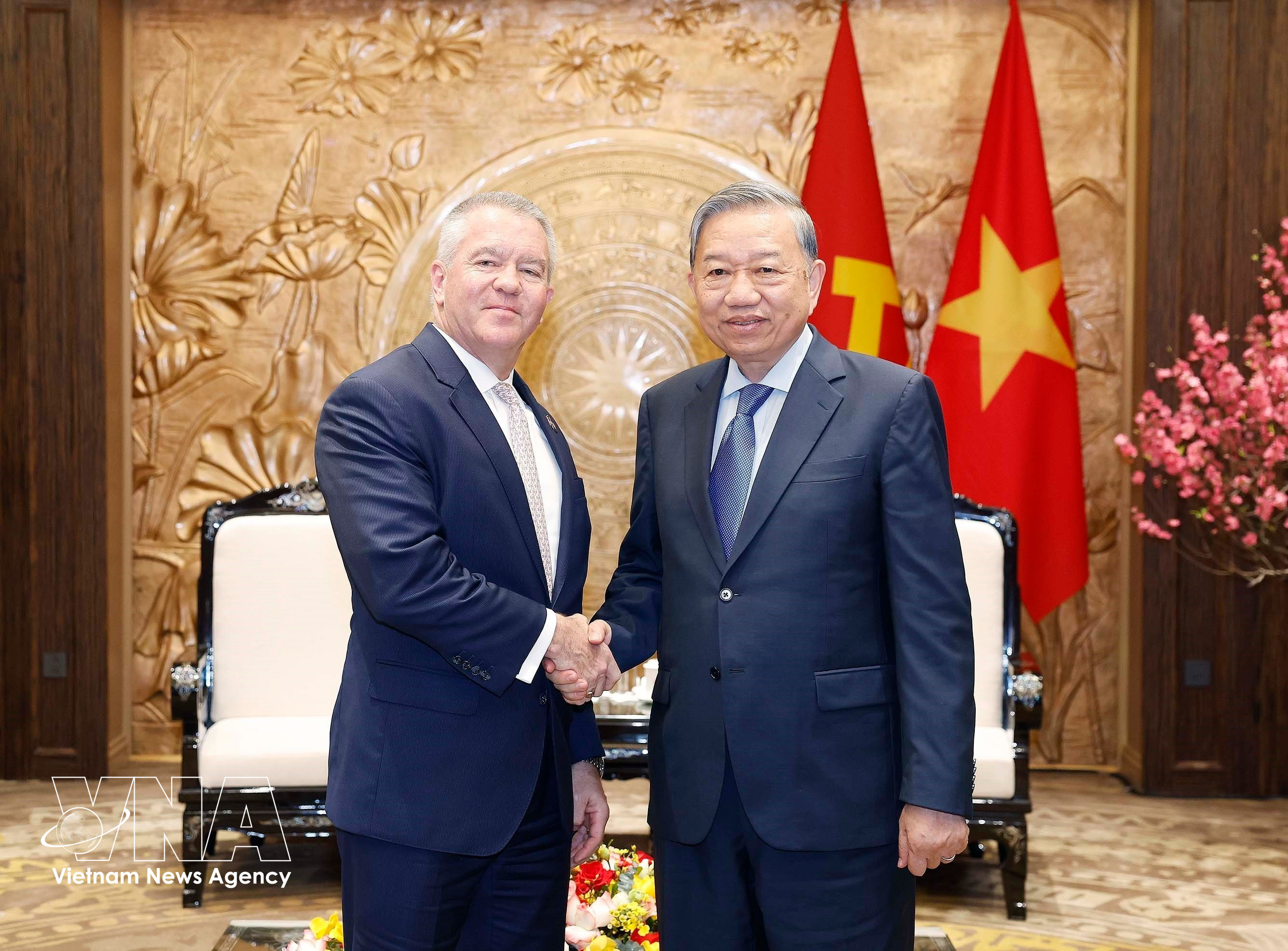 El secretario general del Partido Comunista de Vietnam, To Lam (derecha), recibe al secretario de Estado adjunto para Asuntos de Asia Oriental y el Pacífico de Estados Unidos, Michael DeSombre (Foto: VNA)