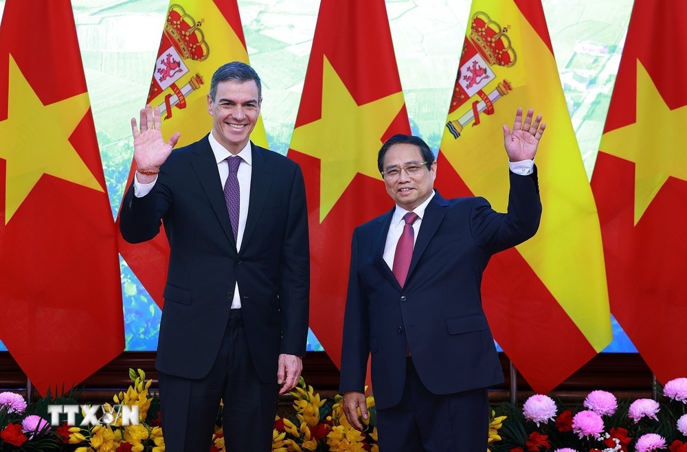 El primer ministro de Vietnam, Pham Minh Chinh, y el presidente del Gobierno de España, Pedro Sánchez Pérez-Castejón. (Foto: VNA)