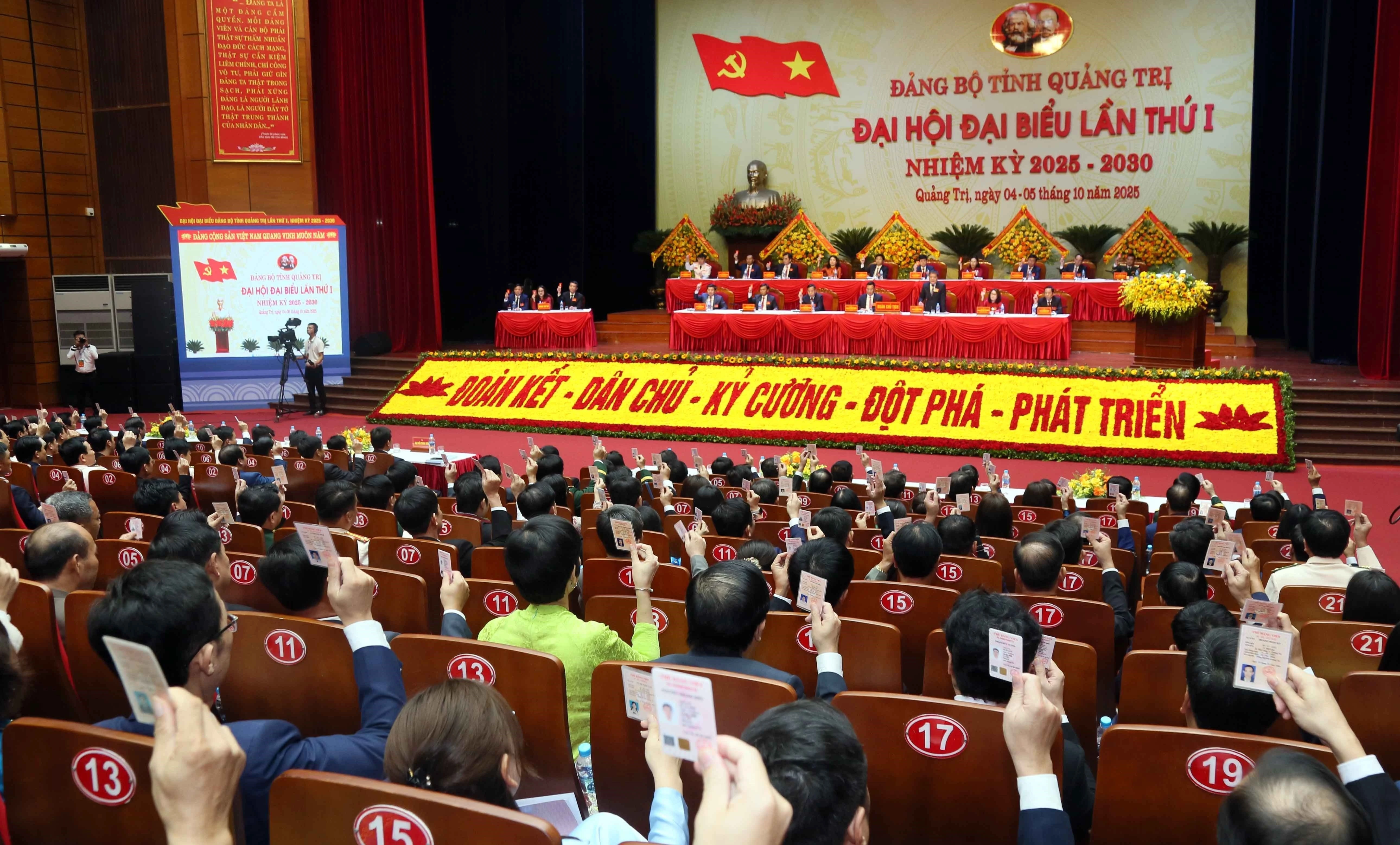 La Asamblea aprobó por unanimidad documentos cruciales, incluyendo el Informe Político y el Programa de Acción para implementar la Resolución de este evento político. (Foto: VNA)