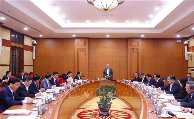 El secretario general del Partido Comunista de Vietnam (PCV), To Lam, preside una sesión de trabajo con los miembros permanentes de los Subcomités encargados del XIV Congreso Nacional del PCV. (Foto: VNA)