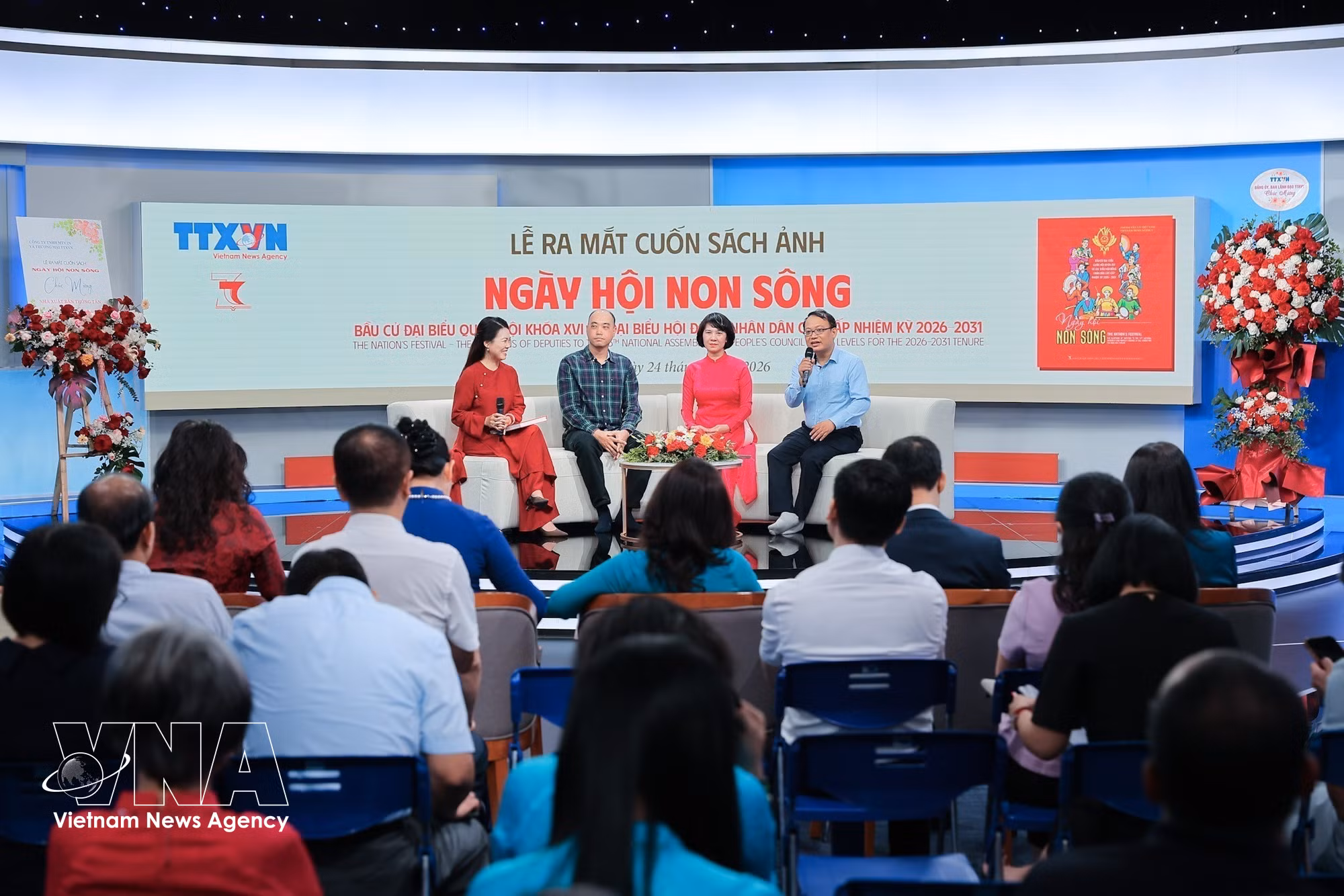 vnanet-potal-thong-tan-xa-viet-nam-ra-mat-sach-anh-song-ngu-ngay-hoi-non-song-8722623.jpg