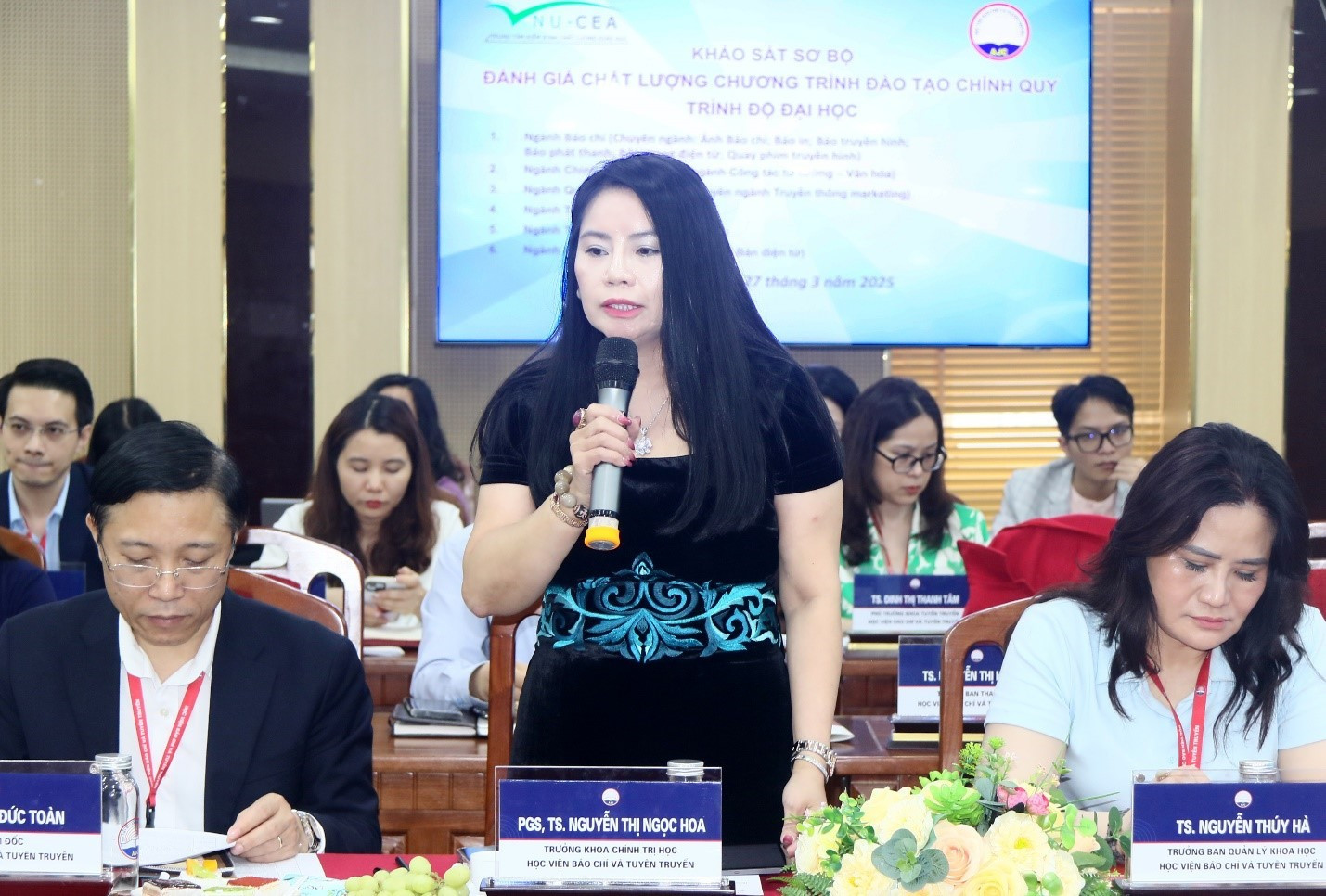 La profesora asociada, doctora Nguyen Thi Ngoc Hoa, decana del Departamento de Ciencias Políticas (Academia de Periodismo y Comunicación). (Foto: Academia de Periodismo y Comunicación) khao-sat-so-bo-2-274f49a122.png