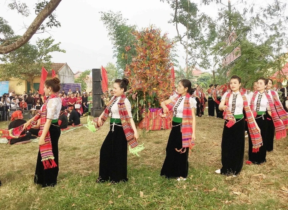 Jóvenes del pueblo Thai en la provincia de Son La bailan danzas tradicionales en el Festival Het Cha. Foto: VNA