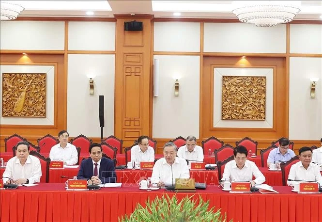 El Buró Político del Partido Comunista de Vietnam (PCV) sostiene una sesión de trabajo con el Buró Ejecutivo de la Comisión Militar Central (Fuente: VNA)