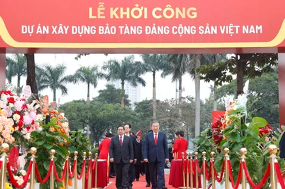 El secretario general del Partido Comunista de Vietnam, To Lam, el primer ministro Pham Minh Chinh y delegados en el evento. (Fuente: VNA)