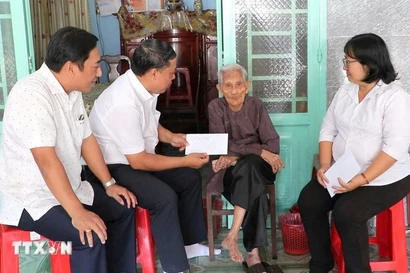 Las autoridades del distrito de Phu Loi, Ciudad Ho Chi Minh, entregan obsequios a los beneficiarios en sus hogares. (Foto: VNA)