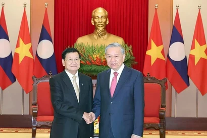 El secretario general del Partido Comunista de Vietnam, To Lam, y el secretario general del Partido Popular Revolucionario y presidente de Laos, Thongloun Sisoulith, en Hanoi en octubre de 2025. (Fuente: VNA)