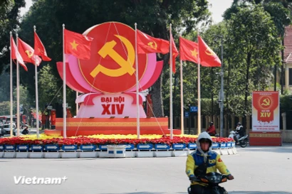 Banderas nacionales y del Partido se exhiben en la intersección de Dien Bien Phu-Doc Lap-Chu Van An, dando la bienvenida al XIV Congreso Nacional del Partido. (Foto: VNA)
