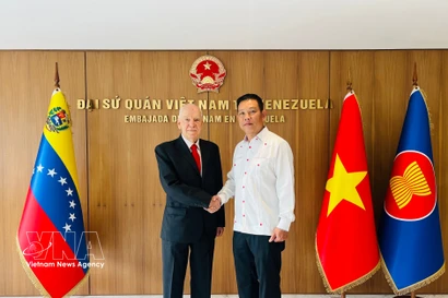 El presidente de la Casa de la Amistad Venezuela-Vietnam, Carolus Wimmer, y el embajador de Hanoi en Caracas, Vu Trung My. (Fuente: VNA)