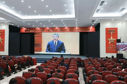 Le Minh Hung, miembro del Buró Político, secretario del Comité Central y jefe de su Comisión de Organización, habla en el evento. (Fuente: VNA)