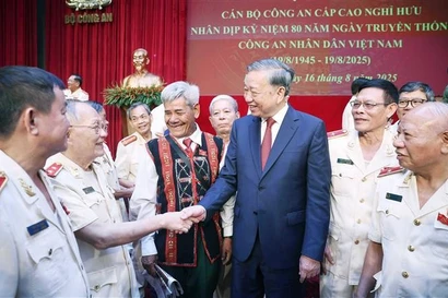 El secretario general del Partido Comunista de Vietnam, To Lam, se reunió con oficiales retirados de alto rango de la Fuerza de Seguridad Pública Popular. (Fuente: VNA)