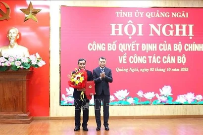 Entregan la Decisión a Ho Van Nien, nuevo secretario del Comité partidista de la provincia central de Quang Ngai. (Fuente: VNA)