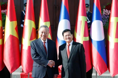 El secretario general del Partido Popular Revolucionario de Laos y presidente del país, Thongloun Sisoulith, recibe al secretario general del Partido Comunista de Vietnam, To Lam (izquierda). (Foto: VNA)