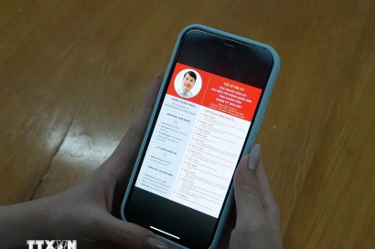 La información sobre los candidatos al Consejo Popular Provincial de Khanh Hoa para el período 2026-2031 se publica en canales digitales, lo que facilita a los votantes seguirlos y conocerlos. (Foto: VNA)