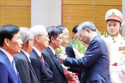El secretario general del Partido Comunista de Vietnam, To Lam, entregó las insignias del PCV que reconocen entre 40 y 80 años de membresía a veteranos revolucionarios. (Fuente: VNA)