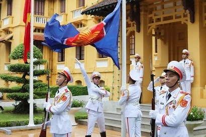 Tres décadas de contribuciones proactivas y responsables de Vietnam a una ASEAN fuerte y unida