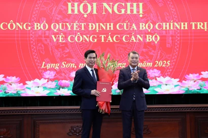 Le Minh Hung (derecha), miembro del Buró Político, secretario del Comité Central del Partido y jefe de su Comisión de Organización, entrega la decisión del nombramiento a Hoang Quoc Khanh. (Fuente: VNA)