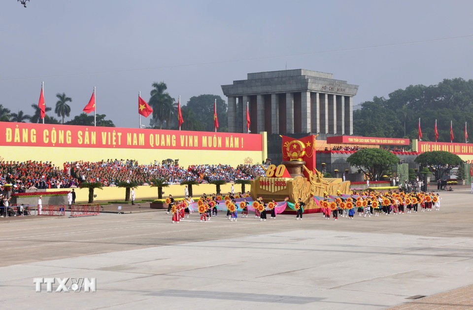 Desfile militar y procesión en conmemoración del 80.º aniversario de la Revolución de Agosto y el Día Nacional. Foto: VNA