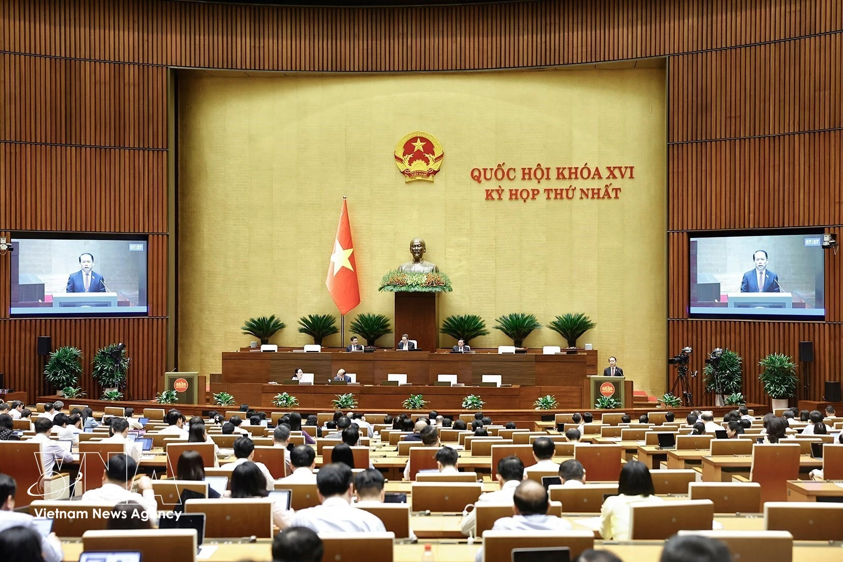 En la jornada final del 24 de abril, la Asamblea Nacional celebra sesión plenaria en el hemiciclo, donde se someten a votación y aprobación varias leyes y resoluciones de especial relevancia. (Foto: VNA)