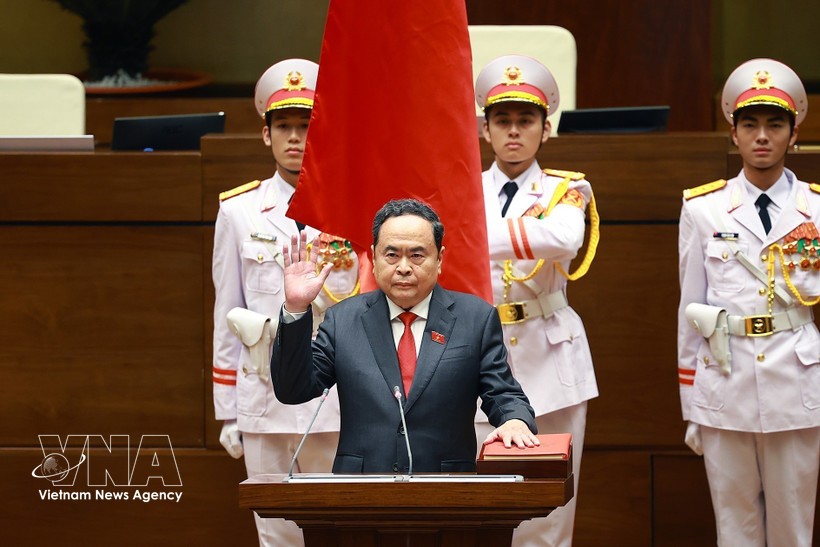 El presidente de la Asamblea Nacional de la XVI legislatura, Tran Thanh Man, prestó juramento. (Foto: VNA)