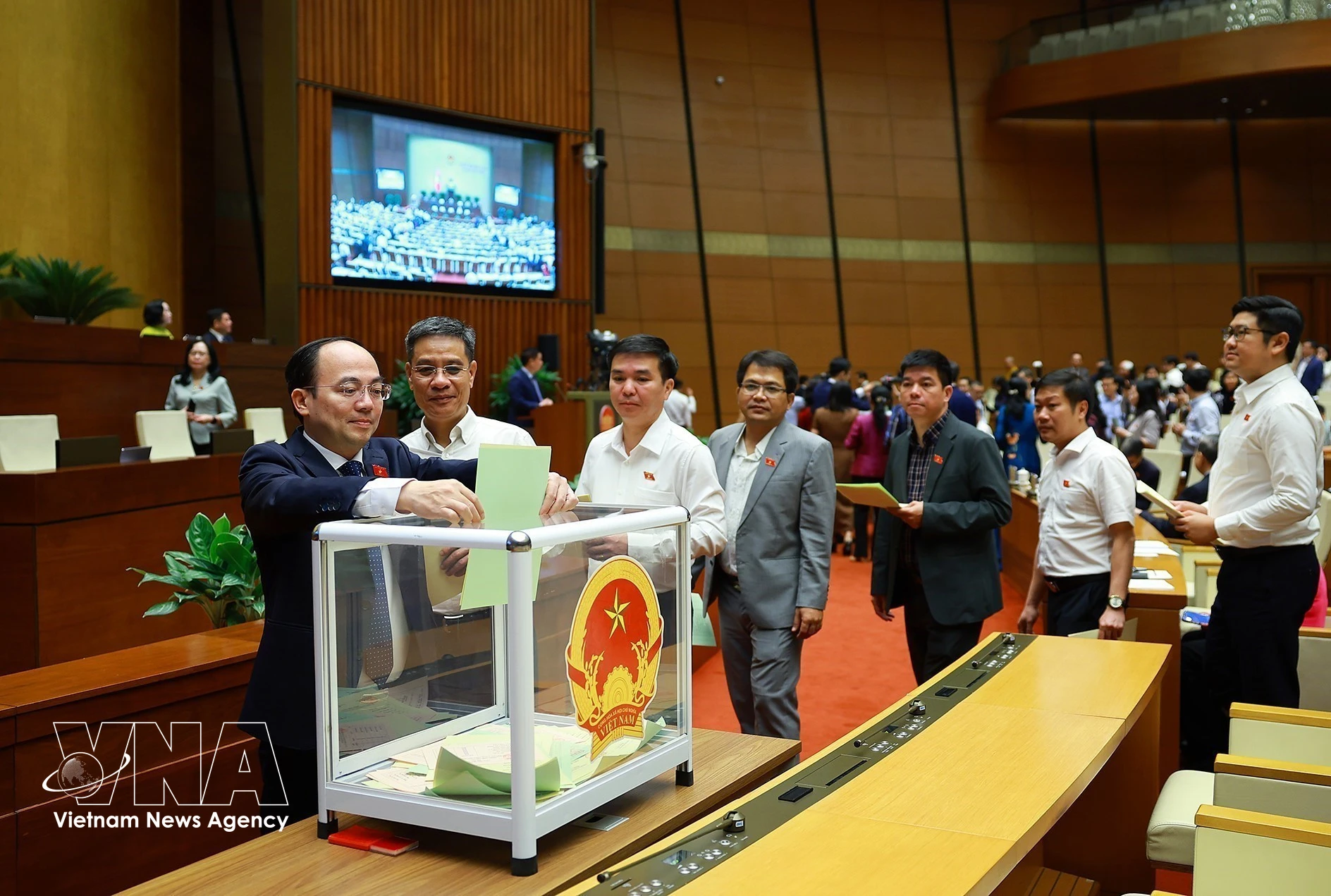 Diputados de la Asamblea Nacional emiten su voto para aprobar el nombramiento de jueces del Tribunal Popular Supremo, viceprimeros ministros, ministros y otros miembros del Gobierno. (Foto: VNA)