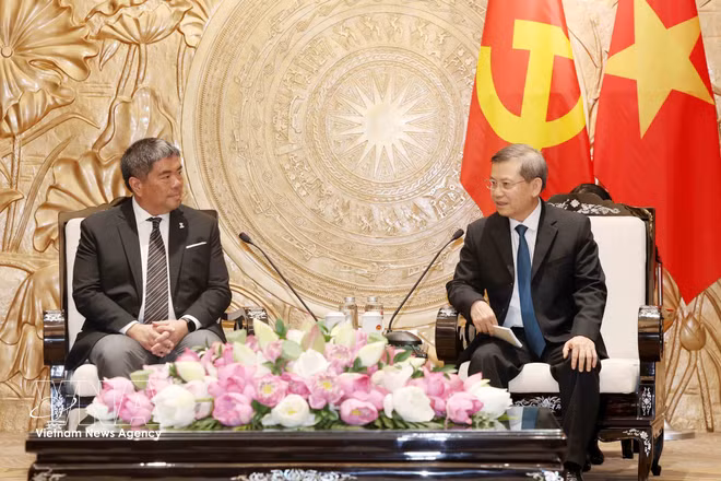 El miembro del Buró Político, secretario del Comité Central del Partido Comunista de Vietnam y jefe de su Comisión de Asuntos Internos, Le Minh Tri, recibe a Isra Sunthornvut, subjefe del Partido Demócrata de Tailandia. (Fuente: VNA)