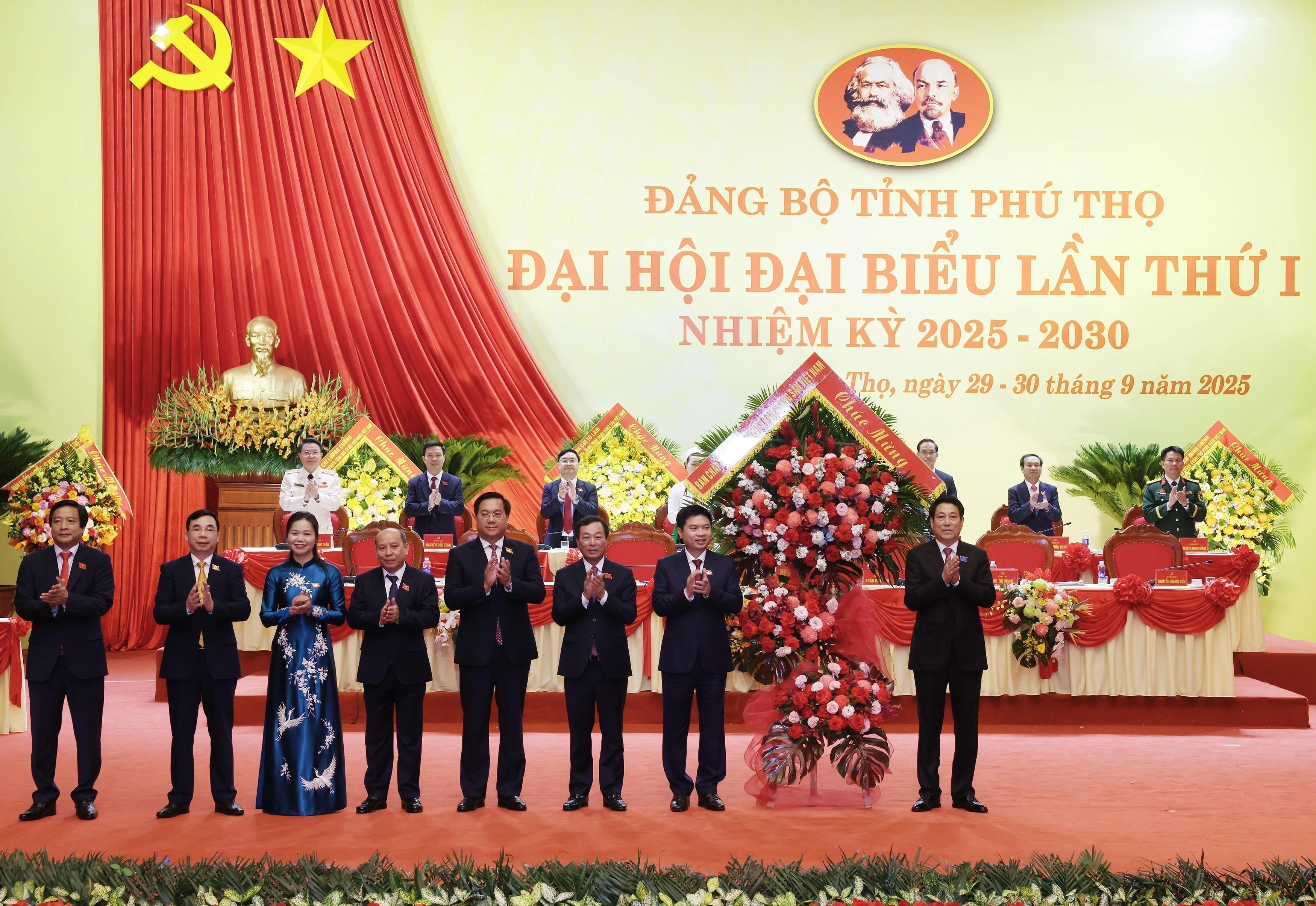 El presidente Luong Cuong entrega flores para felicitar al Comité provincial del Partido de Phu Tho. (Foto: VNA)