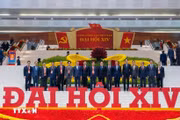 El embajador Trinh Duc Hai (tercero desde la derecha) y otros delegados asistentes al XIV Congreso Nacional del Partido (Foto: VNA)