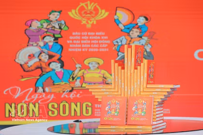 La Editorial de la Agencia Vietnamita de Noticias presenta en Hanoi el libro fotográfico bilingüe sobre las elecciones parlamentarias. (Foto: VNA)