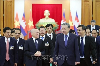 El secretario general del Partido Comunista To Lam y el rey de Camboya, Norodom Sihamoni. durante la visita de Estado del último a Vietnam, el 28 de noviembre de 2024. (Foto: VNA)