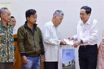 El presidente de la Asamblea Nacional de Vietnam, Tran Thanh Man, entrega obsequios a familias beneficiarias de políticas sociales. (Fuente: VNA)