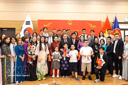 l presidente de la Asamblea Nacional, Tran Thanh Man, con representantes de la comunidad vietnamita en Corea del Sur. (Foto: VNA)