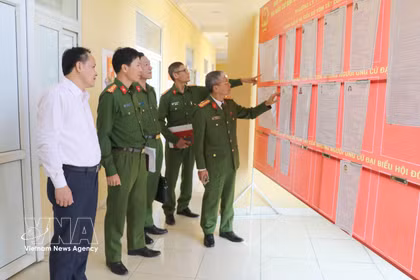 La delegación de trabajo de la policía de Ninh Binh inspecciona los preparativos para las elecciones en el centro de detención número 2, barrio de Ly Thuong Kiet. (Fuente: VNA)